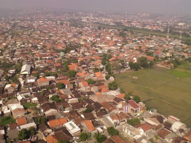 Pemandangan kota Semarang dari atas Menara Al Husna