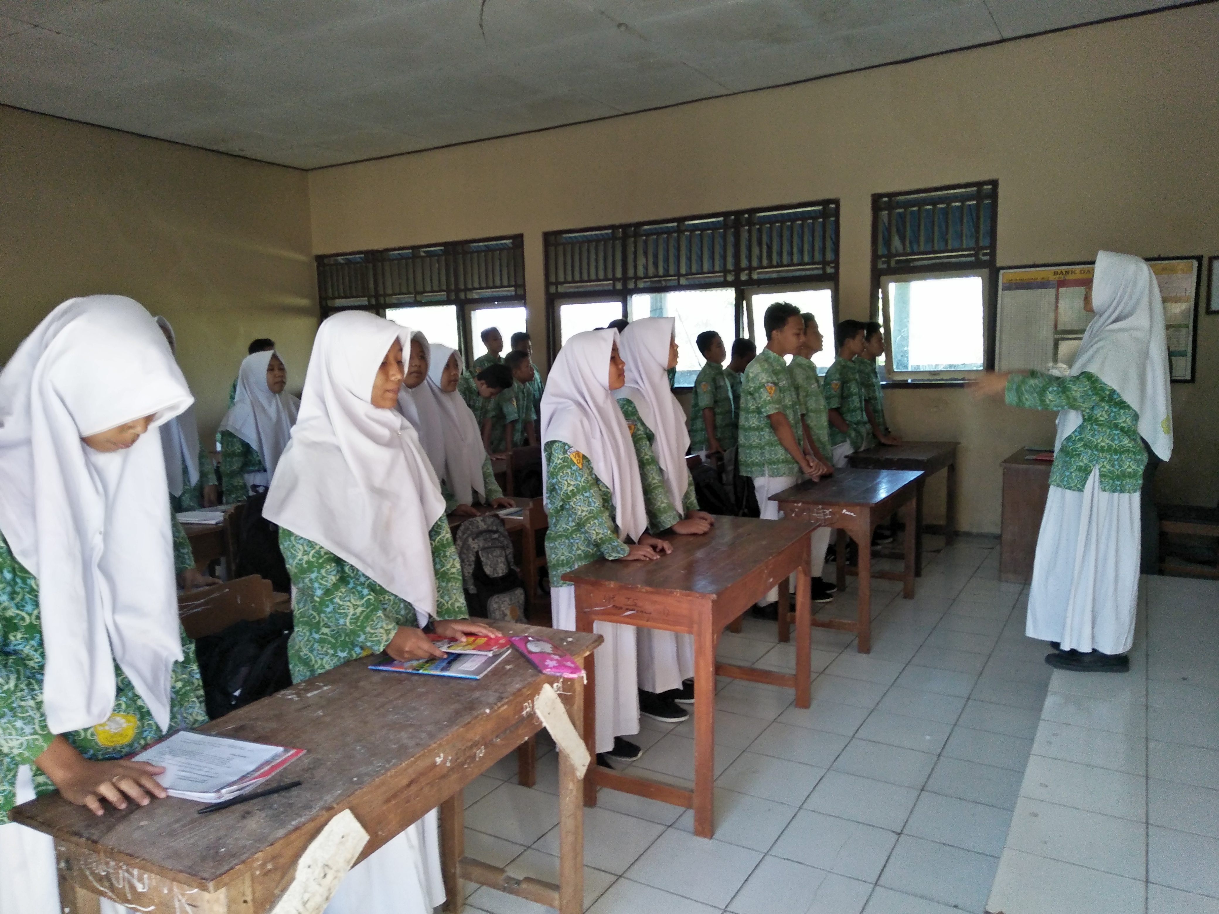 Lagu Indonesia Raya dan Nasional Wajib Dinyanyikan Tiap Hari di Sekolah